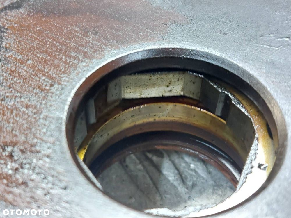 OSŁONA OBUDOWA ROZRZĄDU + POMPA OLEJU OPEL MERIVA B 1.4 16V 55562788 - 2