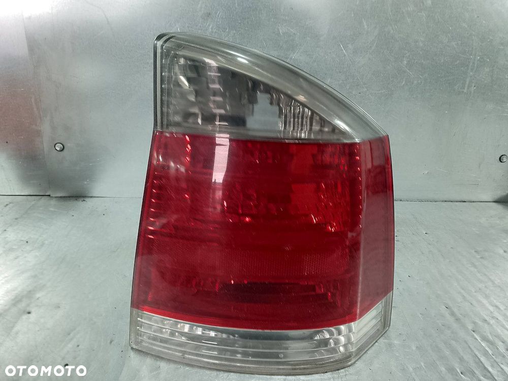 LAMPA TYLNA PRAWA OPEL VECTRA C 13157647 LIFTBACK - 1