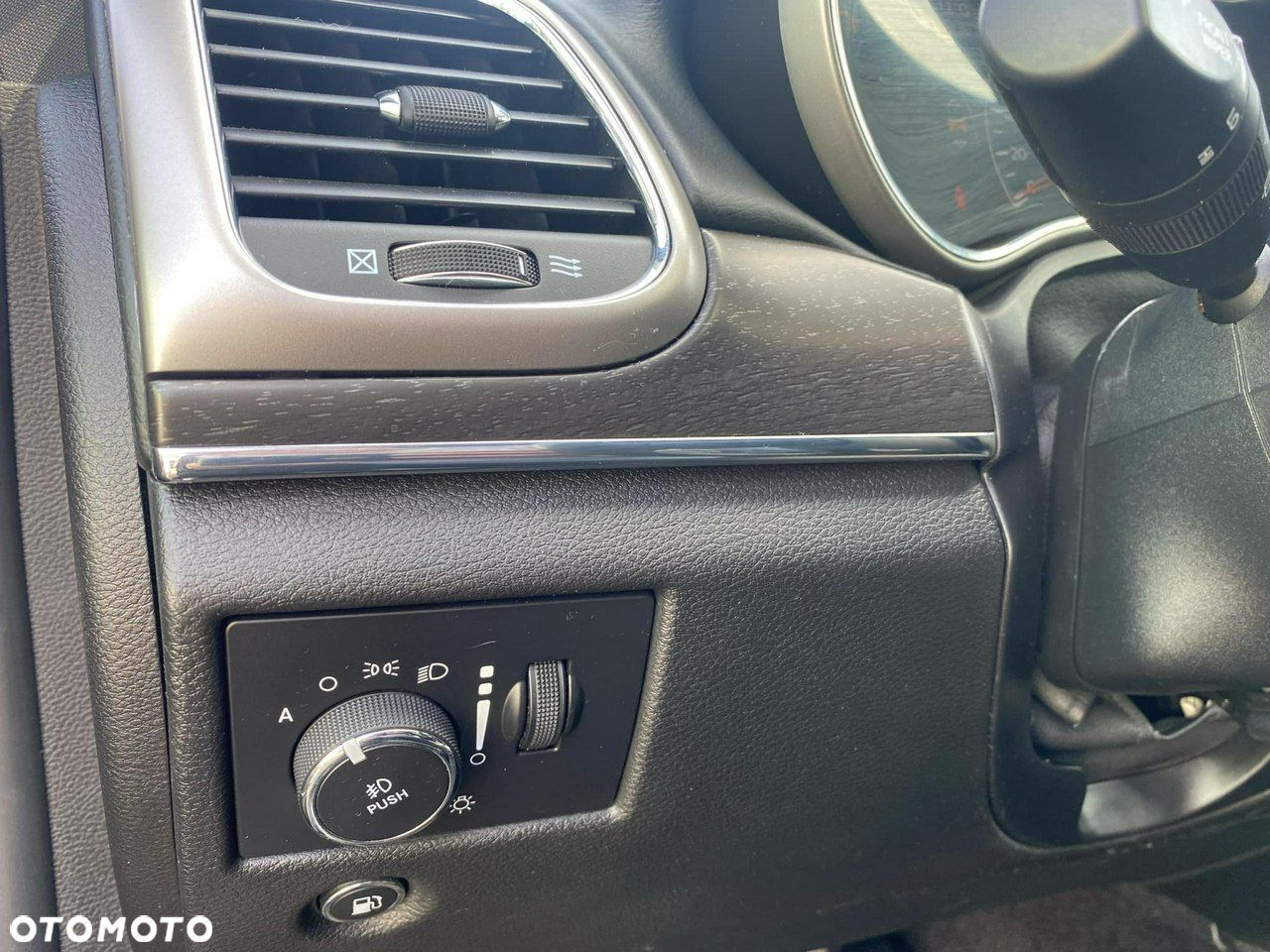 Jeep Grand Cherokee - 38