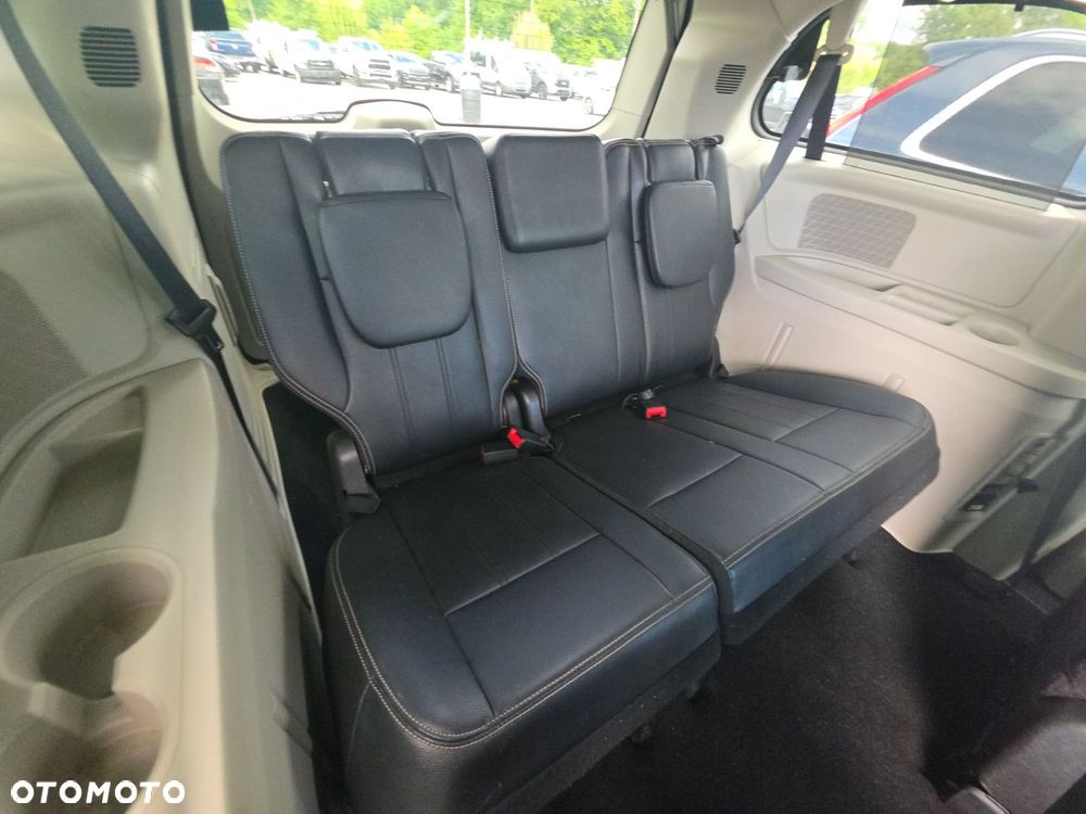 Chrysler Town & Country - 14