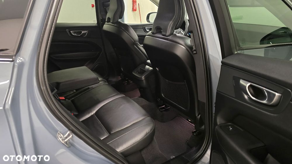 Volvo XC 60 B4 D Plus Dark - 7