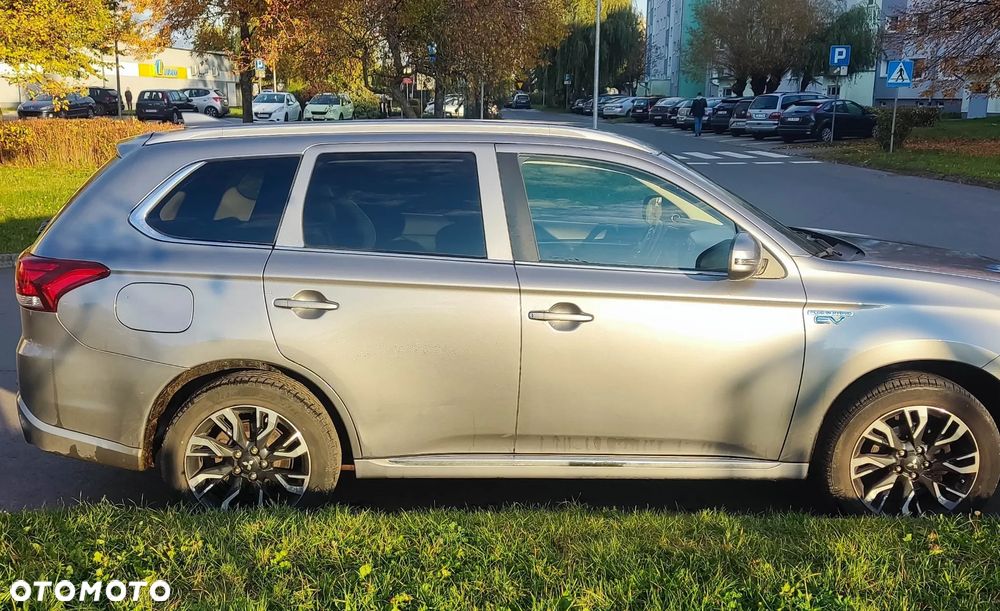 Mitsubishi Outlander Instyle NAVI + - 4