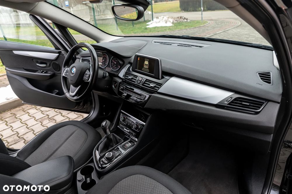 BMW Seria 2 218d - 24