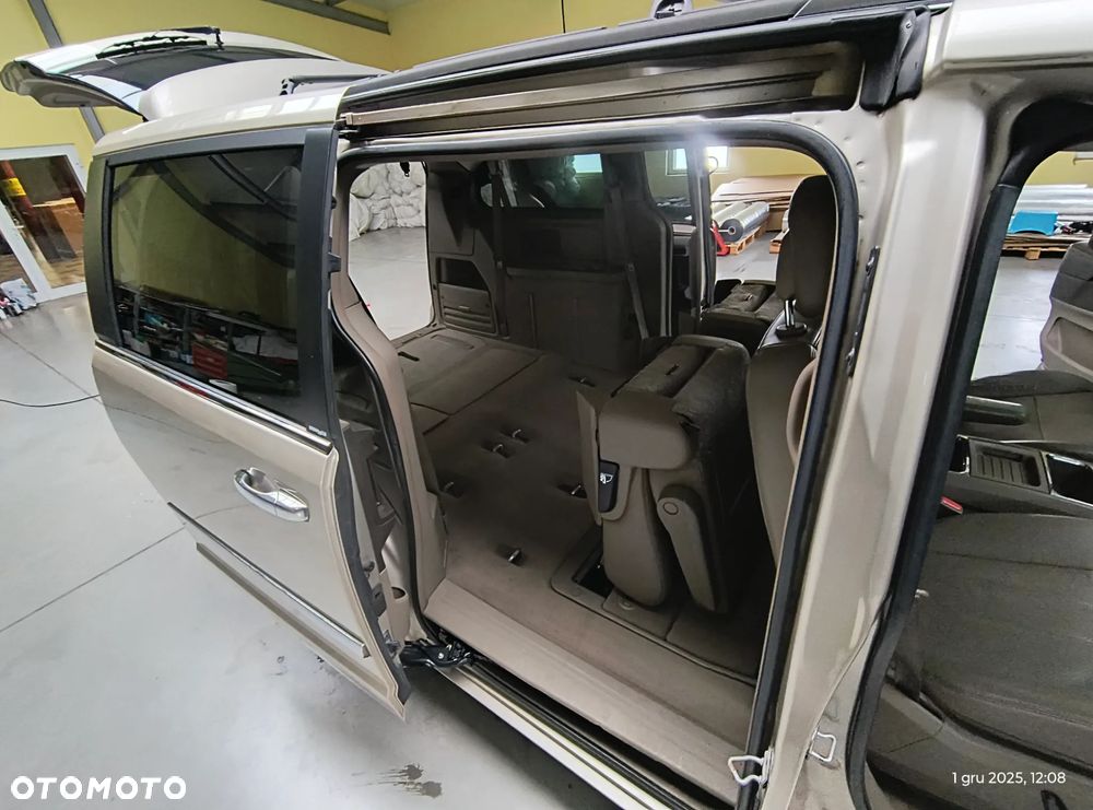 Chrysler Town & Country 3.6 Limited - 17