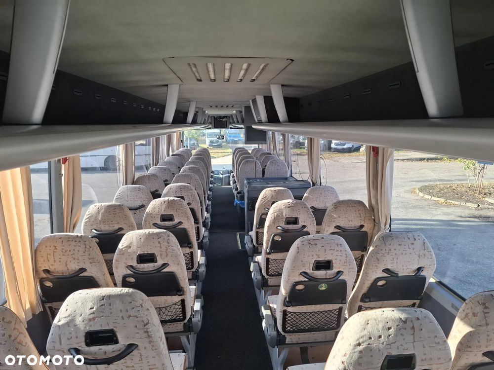 MAN LION'S COACH - 40