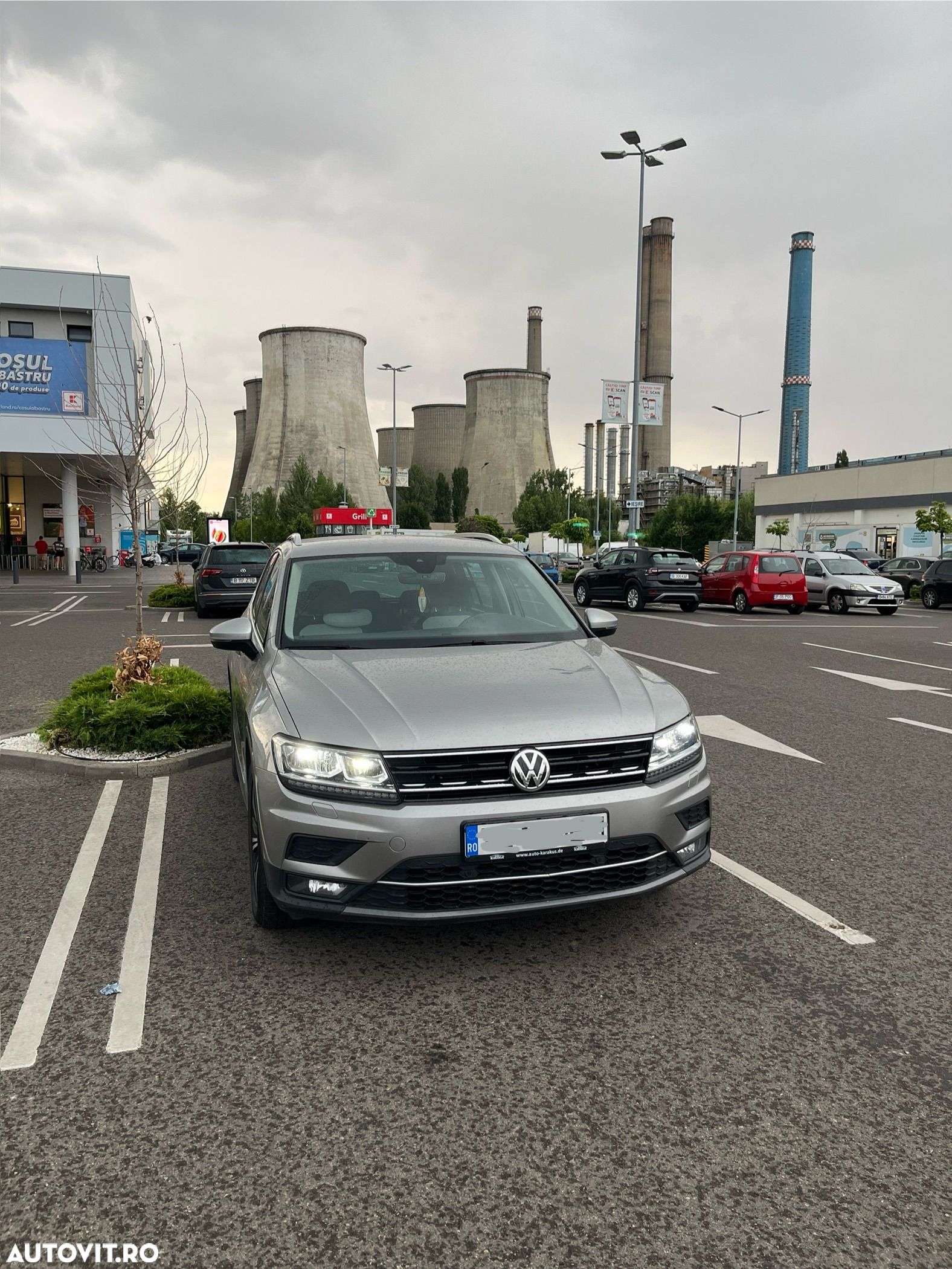 Volkswagen Tiguan - 1
