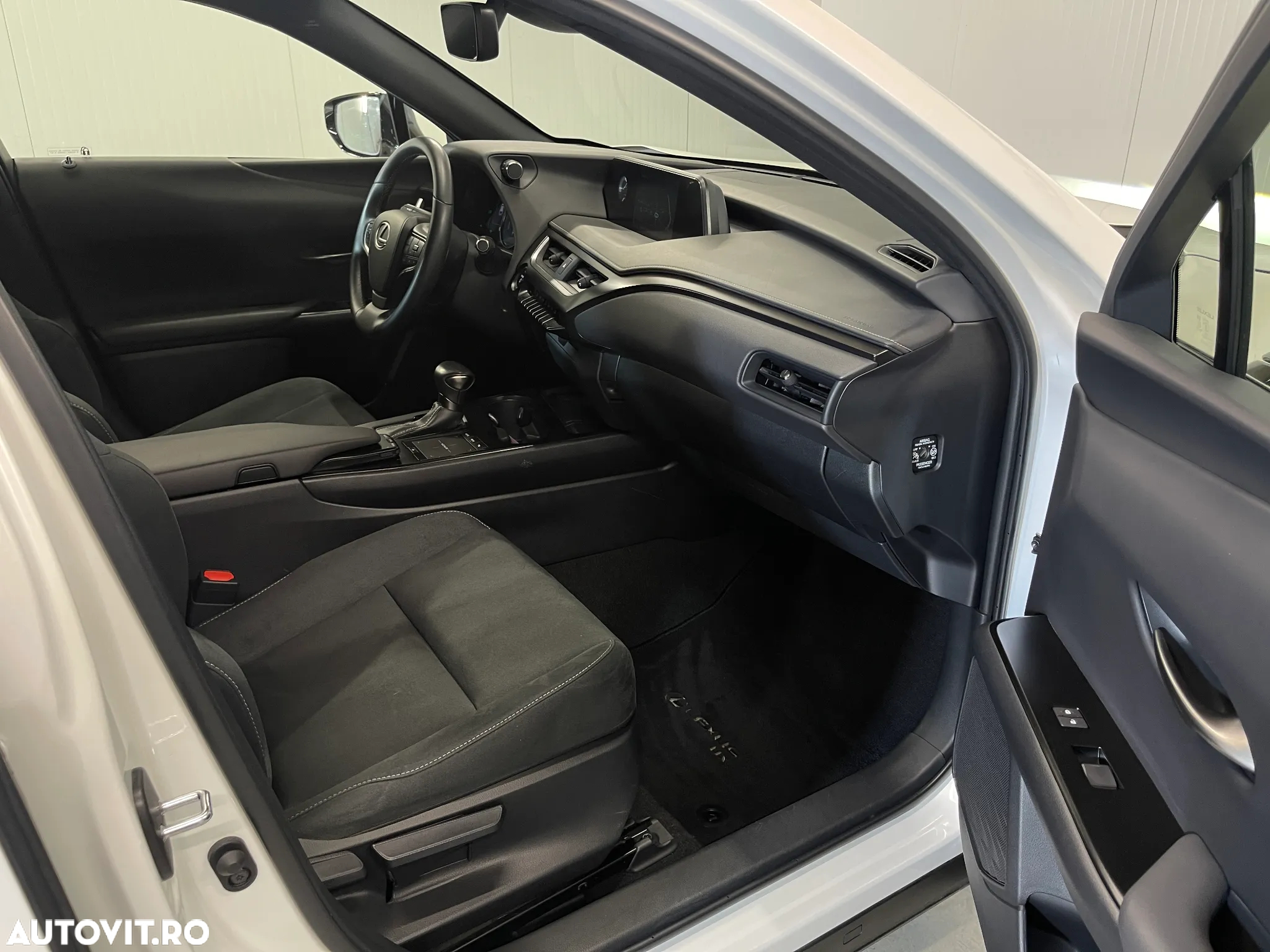 Lexus UX 250h Business Edition - 9