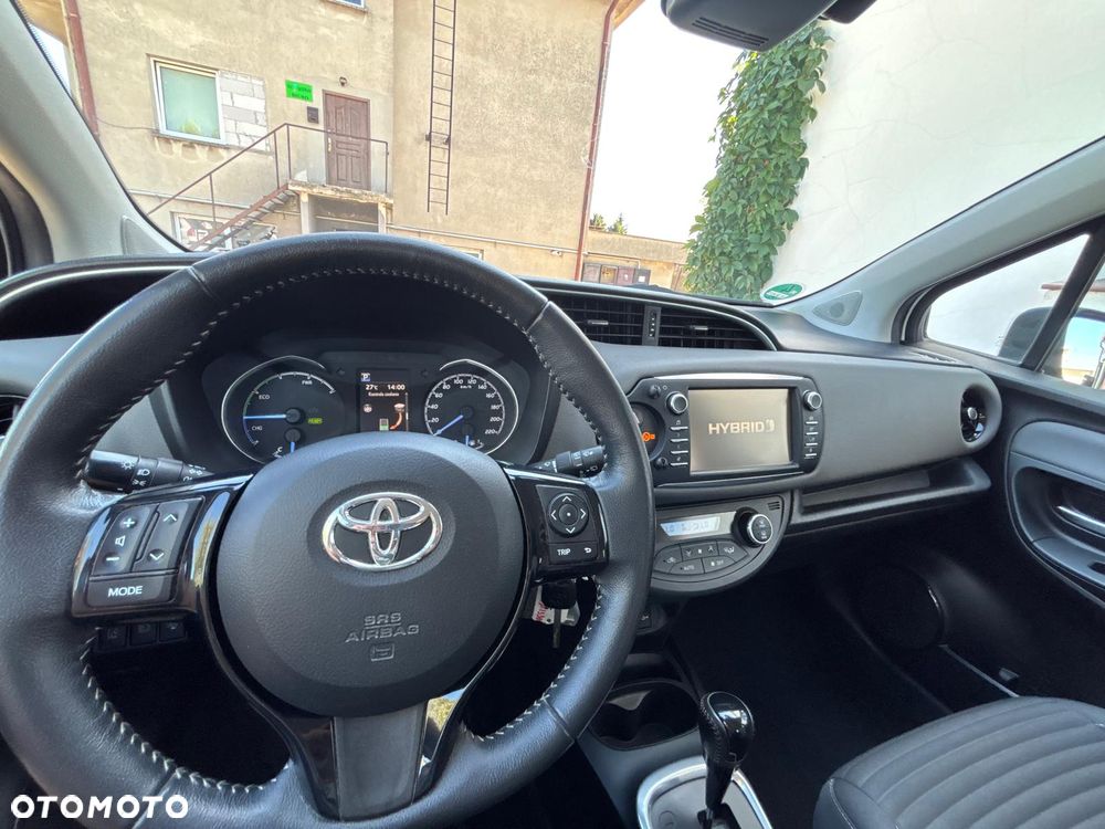 Toyota Yaris Hybrid 100 Premium - 17