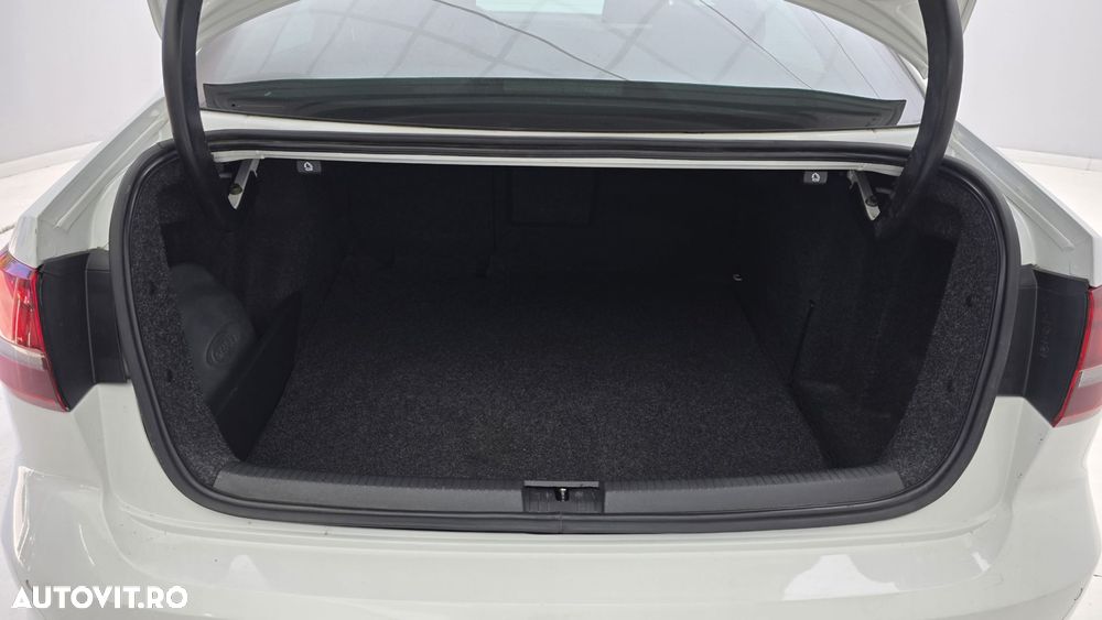 Volkswagen Jetta 2.0 TDI Highline - 25