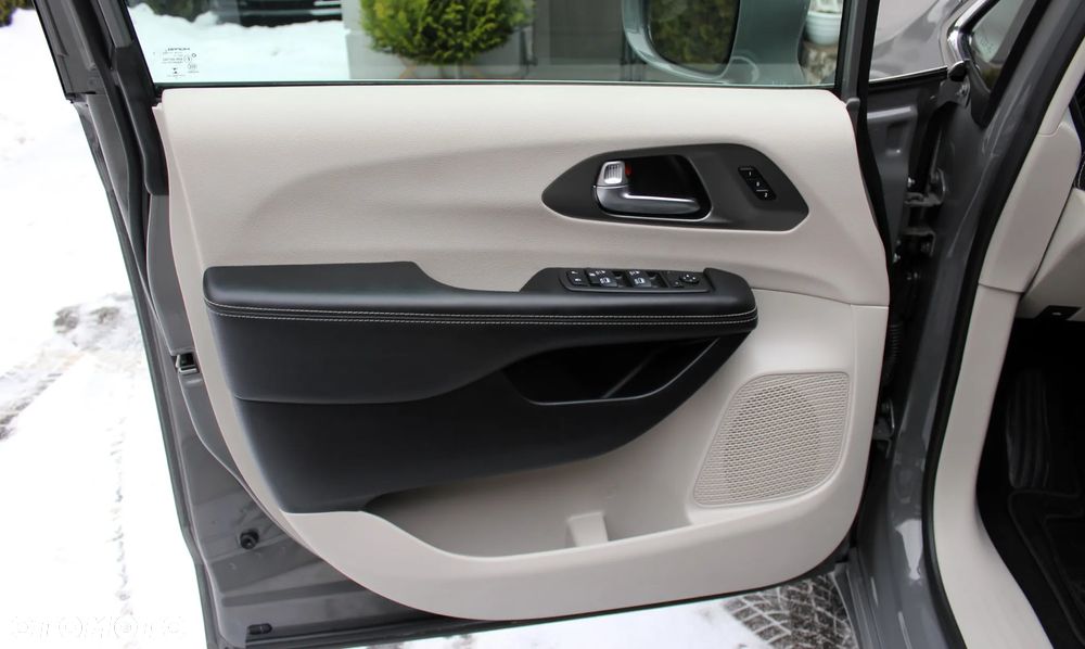 Chrysler Pacifica - 18