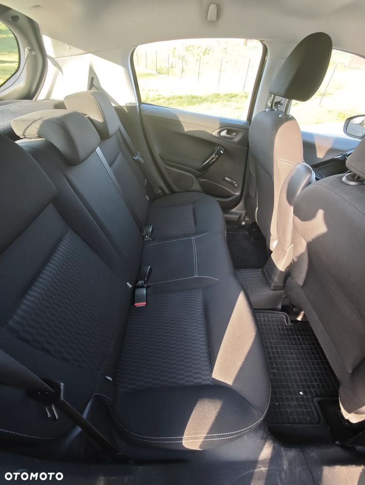 Peugeot 208 - 8