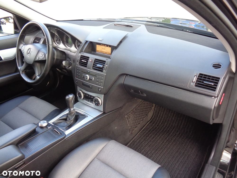 Mercedes-Benz Klasa C 180 CGI BlueEFFICIENCY Avantgarde - 17