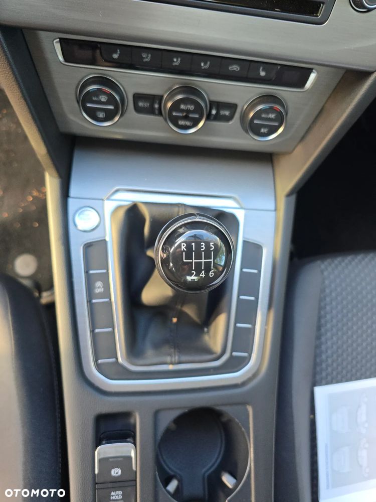 Volkswagen Passat - 16