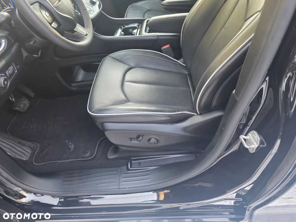 Chrysler Pacifica - 12