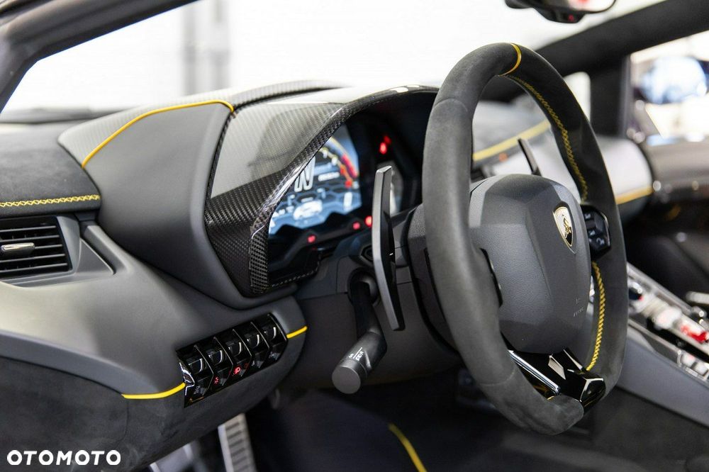 Lamborghini Aventador - 40