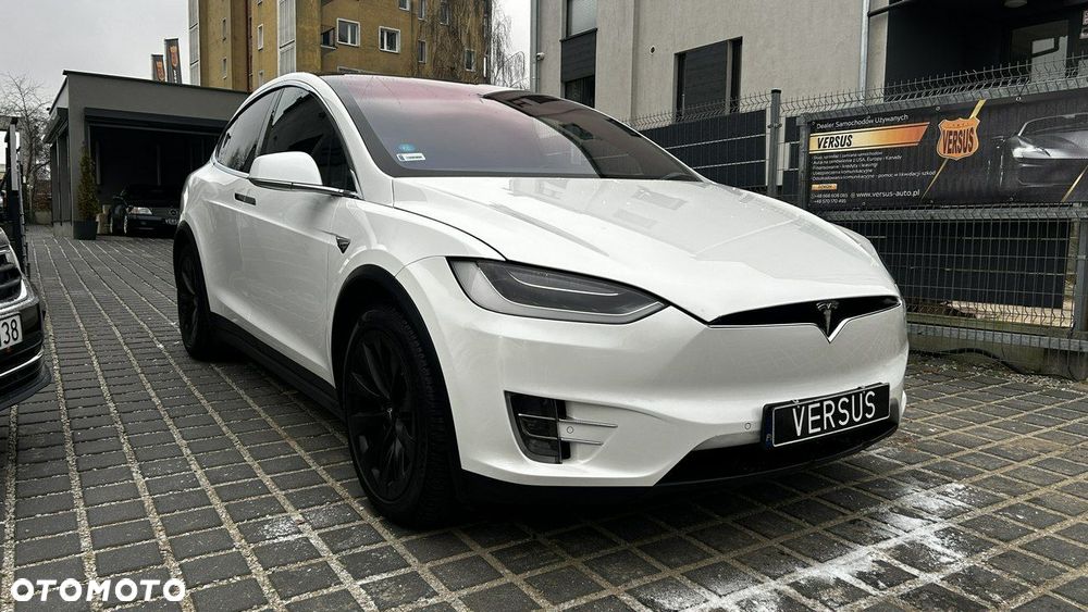 Tesla Model X - 4