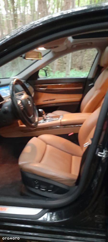 BMW Seria 7 750i - 11