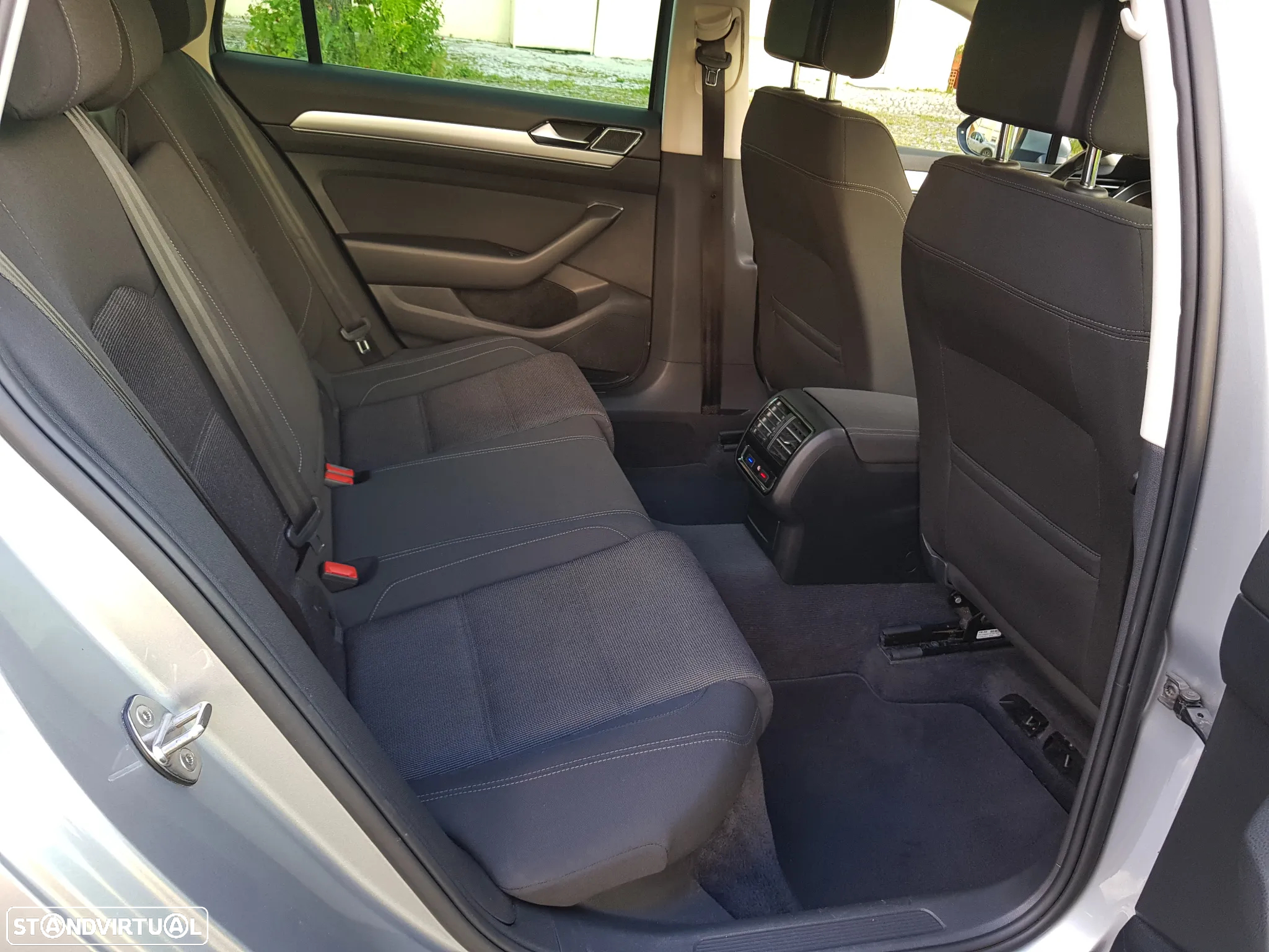 VW Passat Variant 1.6 TDI Highline DSG - 40