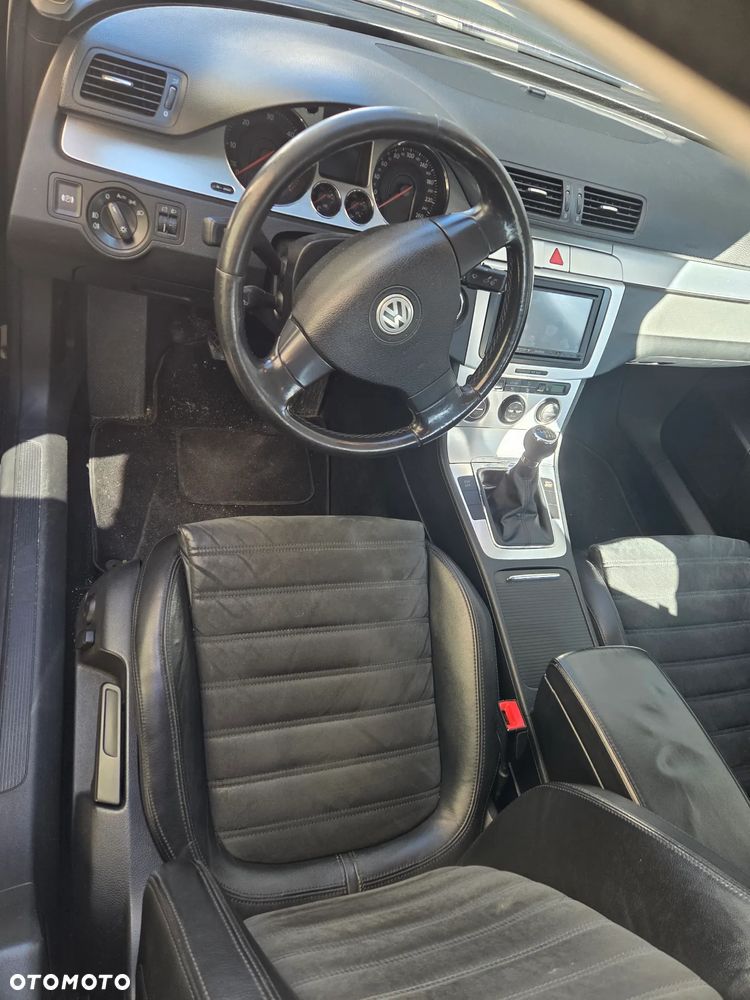 Volkswagen Passat 2.0 TDI DPF Highline - 13