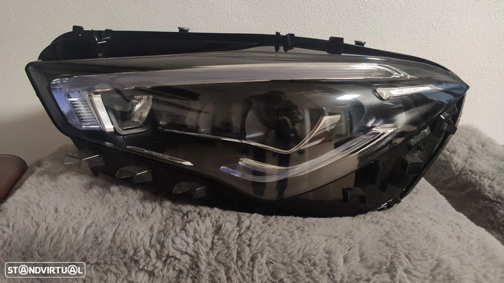 Farol esquerdo led Multibeam CLA W118 - A1189068900 - 1