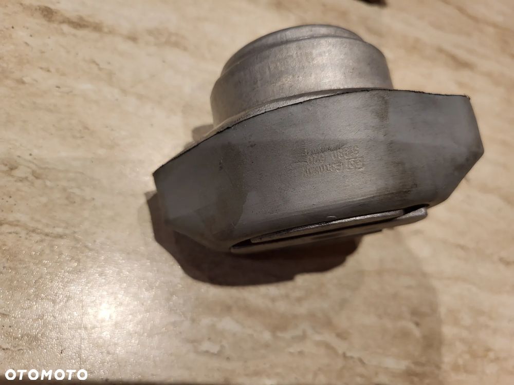 Poduszka skrzyni biegów przód L/P automatyczna/manualna AUDI A4 B5, A4 B6, A4 B7, A6 ALLROAD C6, A6 C5, A6 C6, ALLROAD C5; SKODA SUPERB I; VW PASSAT B5 1.8-4.2 10.96-08. - 1