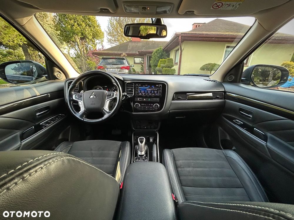Mitsubishi Outlander Instyle NAVI + - 11