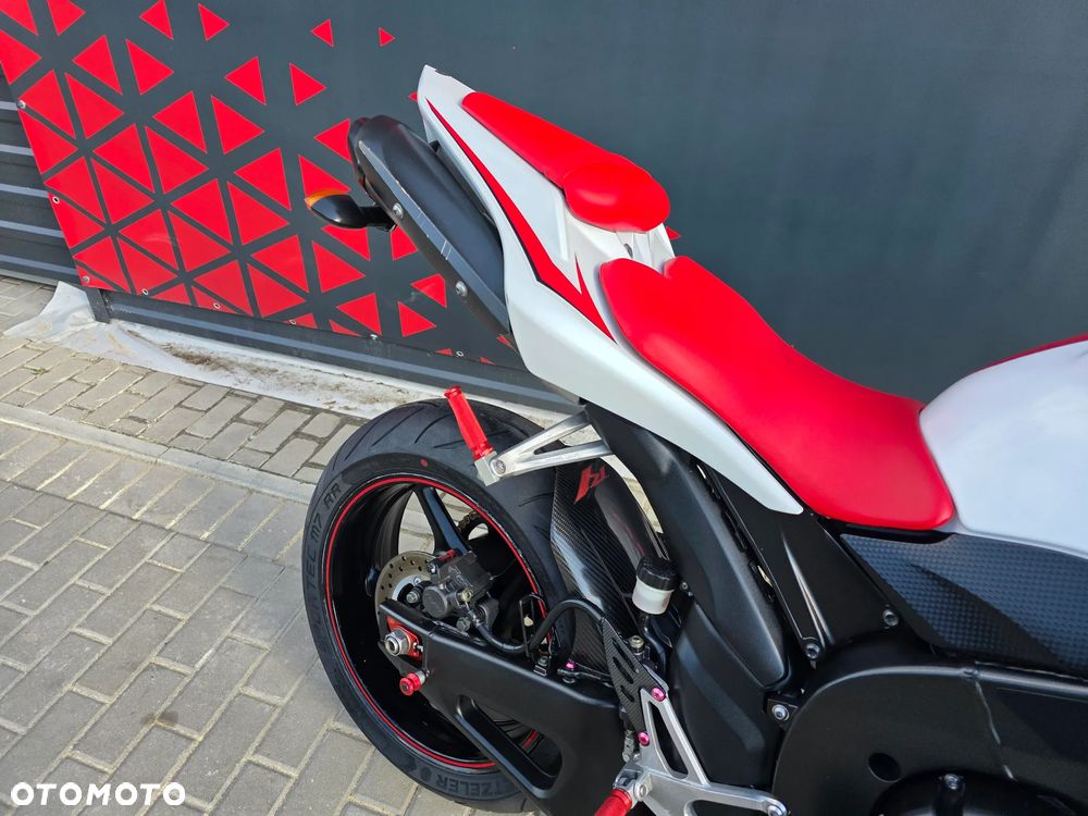 Yamaha R1 - 9