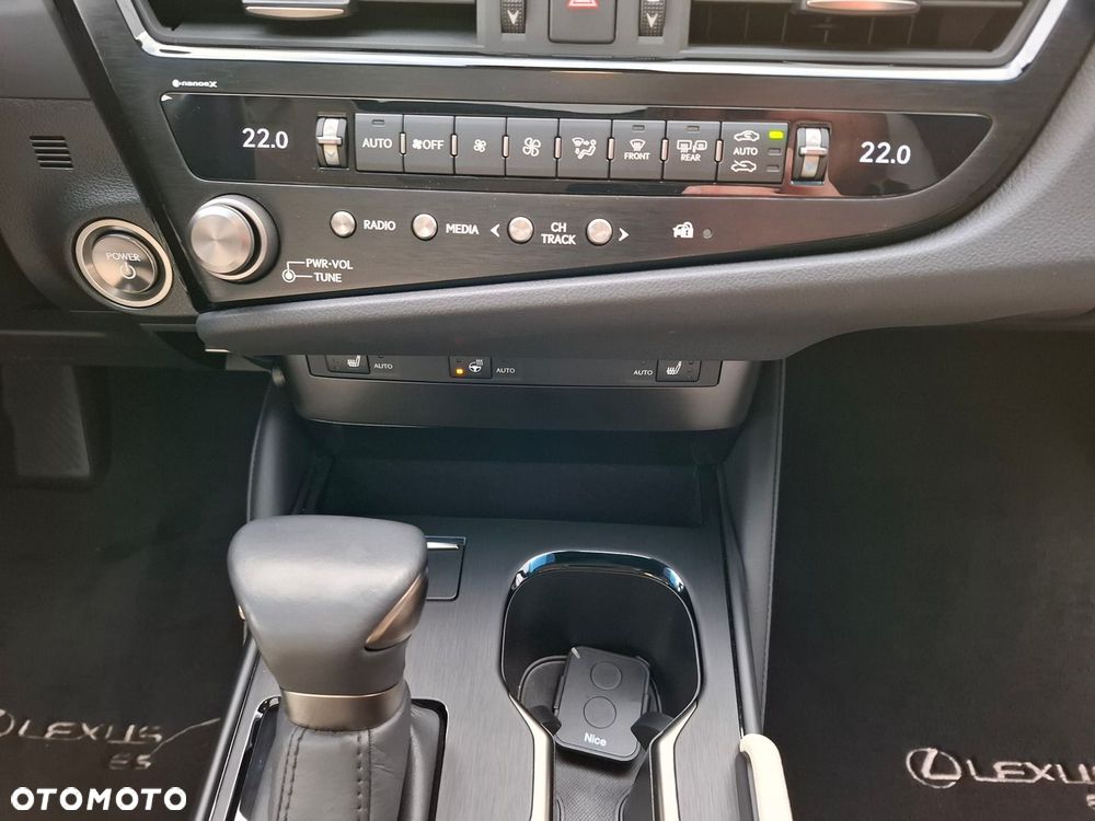 Lexus ES 300h Business Edition - 26