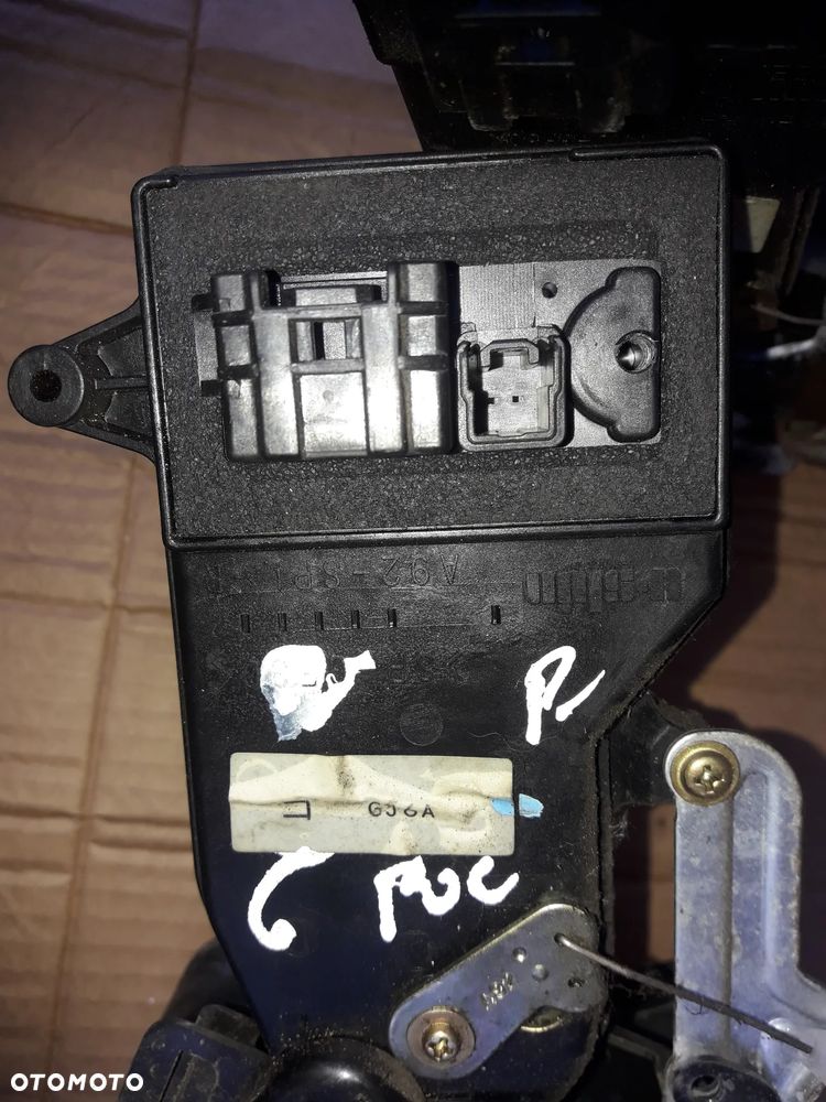 Mazda RX-8  Zamek drzwi prawy przód przedni Europ - 7