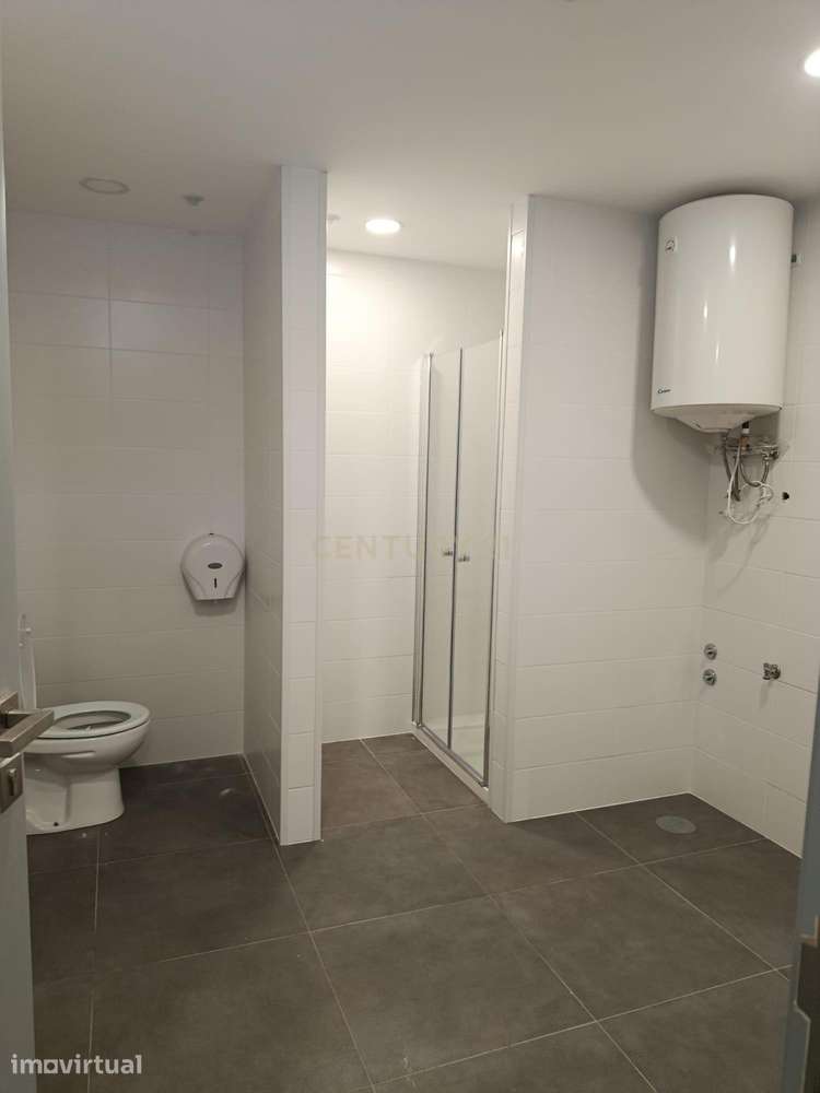 Pavilhão Comercial à Venda no Centro Empresarial de Paredes - Grande imagem: 2/18