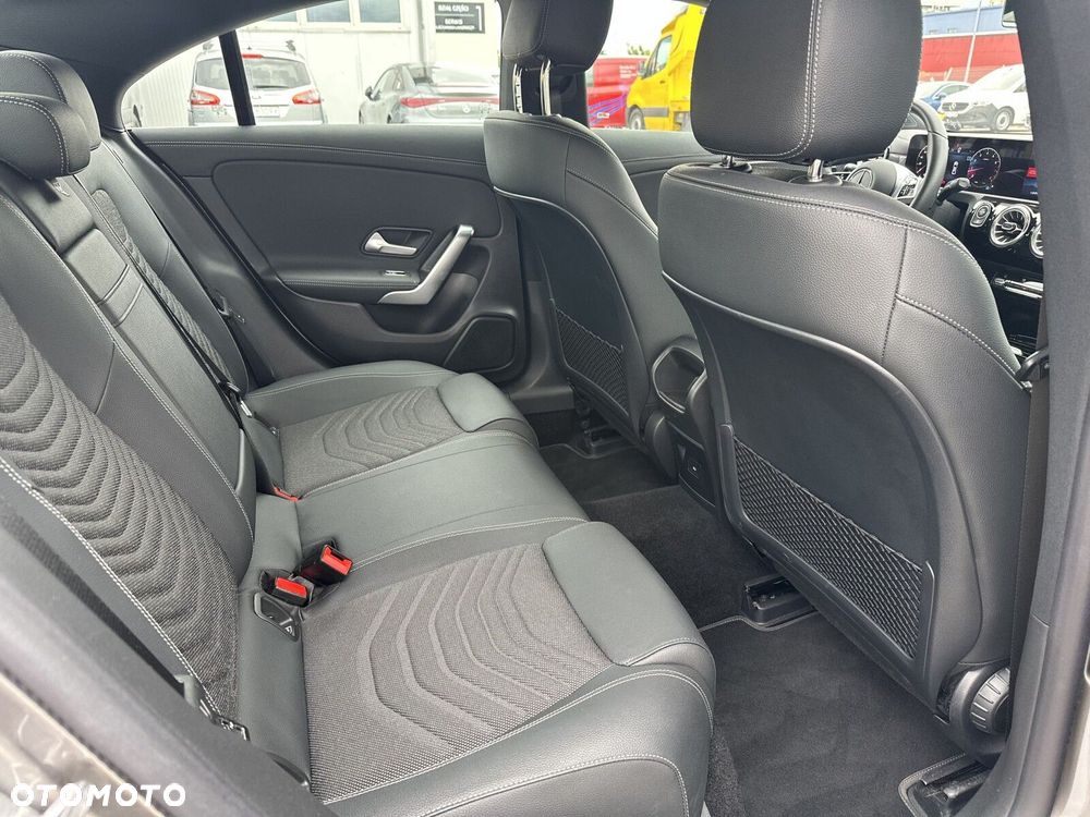Mercedes-Benz CLA 180 Progressive 7G-DCT - 20