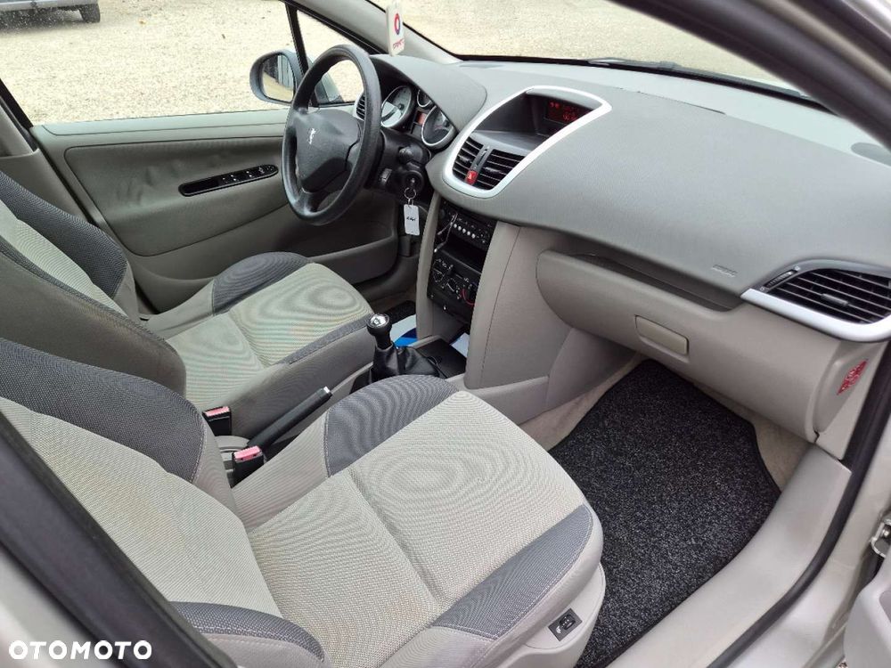 Peugeot 207 - 24