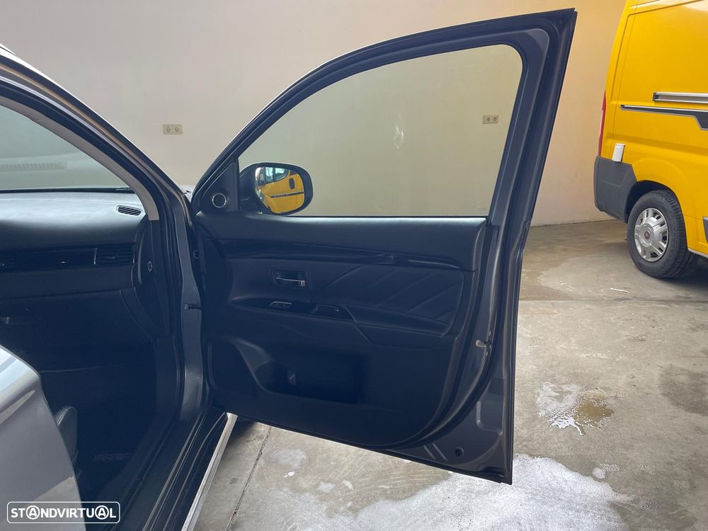 Mitsubishi Outlander 2.0 MIVEC Instyle Navi+ - 25