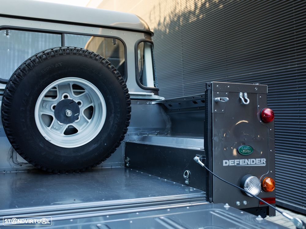 Land Rover Defender 110 SW 2.4 CRD S - 17