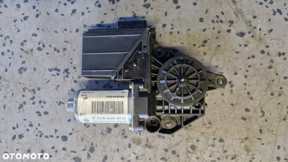 VOLKSWAGEN POLO 9N SILNICZEK SZYBY PRAWY TYŁ 6Q0959812A - 1