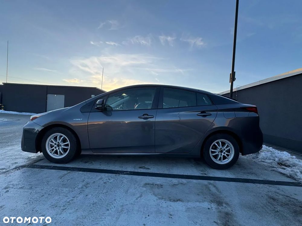 Toyota Prius ver-1-8-hybrid-executive - 4