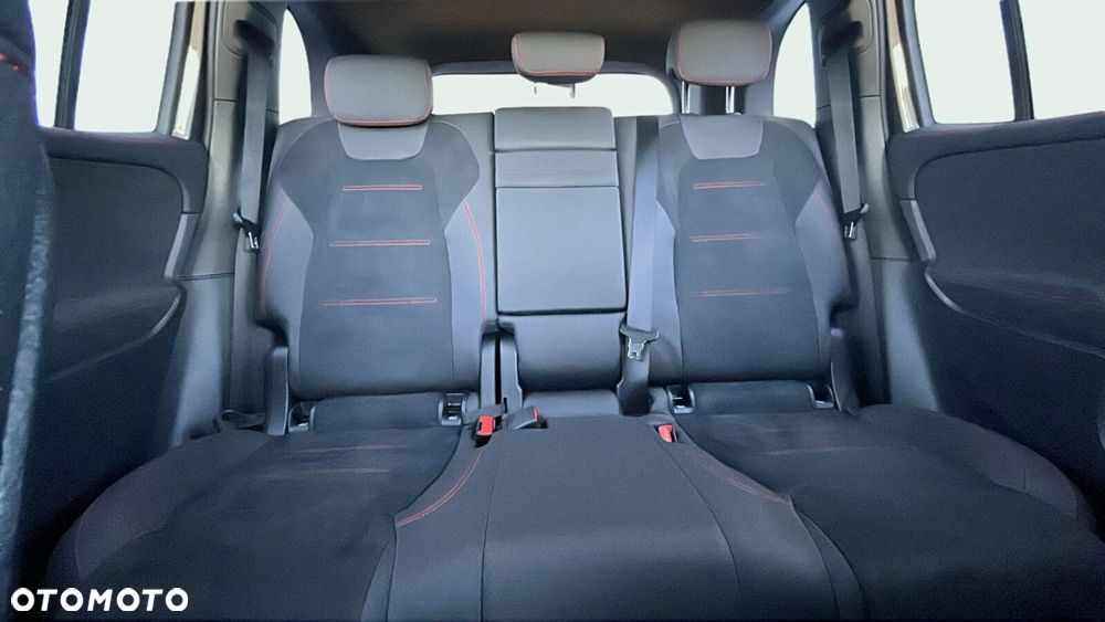 Mercedes-Benz GLB - 11