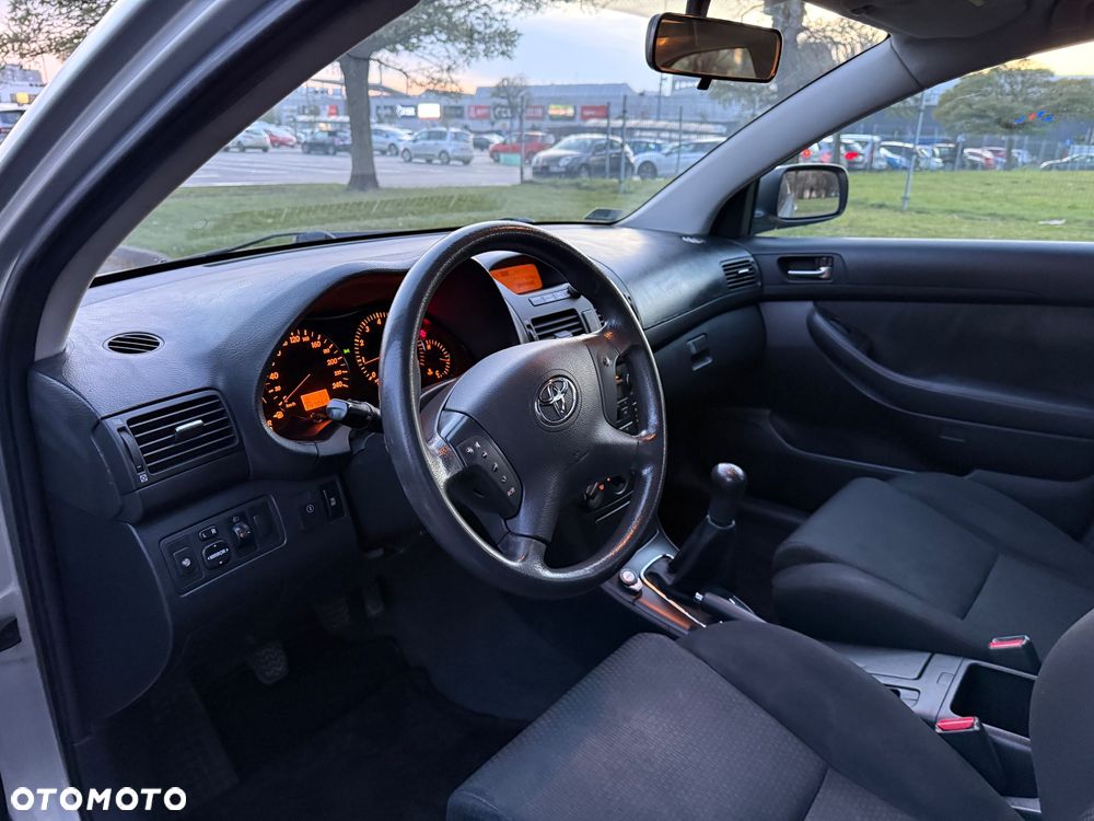 Toyota Avensis 1.8 VVT-i Luna - 11