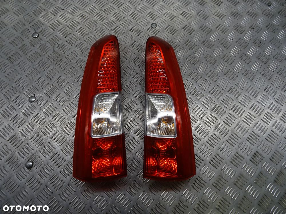 VOLVO XC70 01-07 2.5T 210KM  LAMPA TYŁ TYLNA PRAWA LEWA - 1