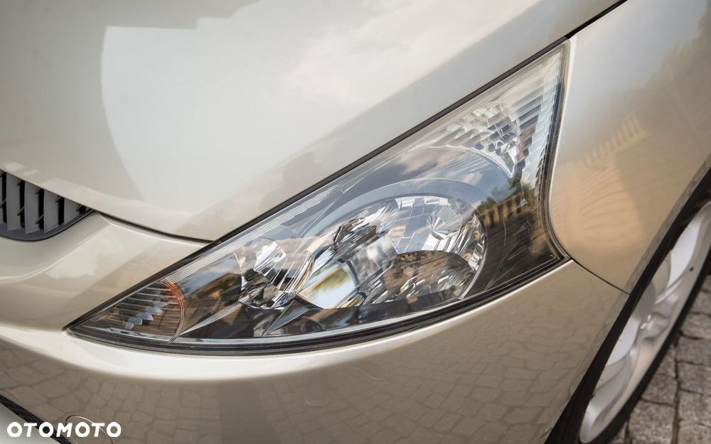 Mitsubishi Grandis 2.4 Intense - 13