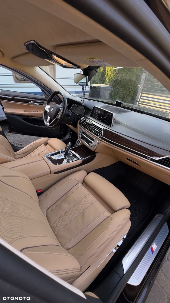 BMW Seria 7 750i xDrive - 31