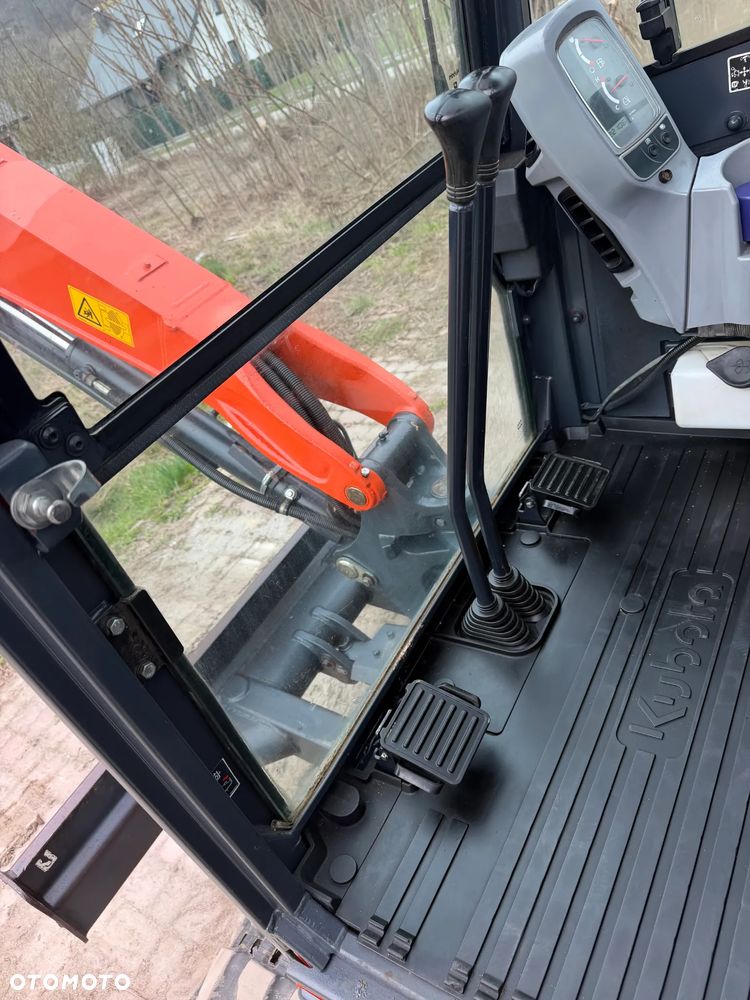 Kubota U27 Minikoparka koparka gąsienicowa 2.8 tony. jak Nówka sztuka z salonu! 2017 rok. 2200mtg. Przywieziona z Gospodarstwa Norweskiego! Zadbana Maszyna ani deka luzów i wycieków. Aktualna Dekra dokumentacja BMWT! Szybkozłącze Hydrauliczne. Szybka wolna jazda.Zamki na tłokach. Wersja Norweska!! OKAZJA - 39