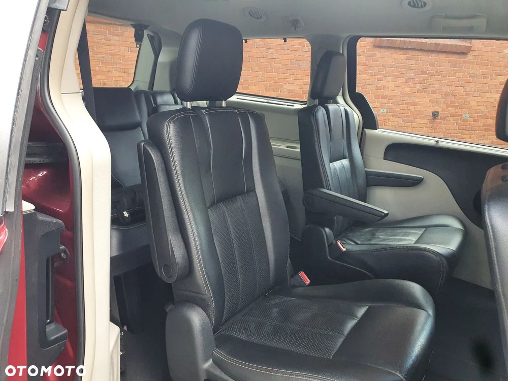 Chrysler Town & Country 3.6 Limited - 16