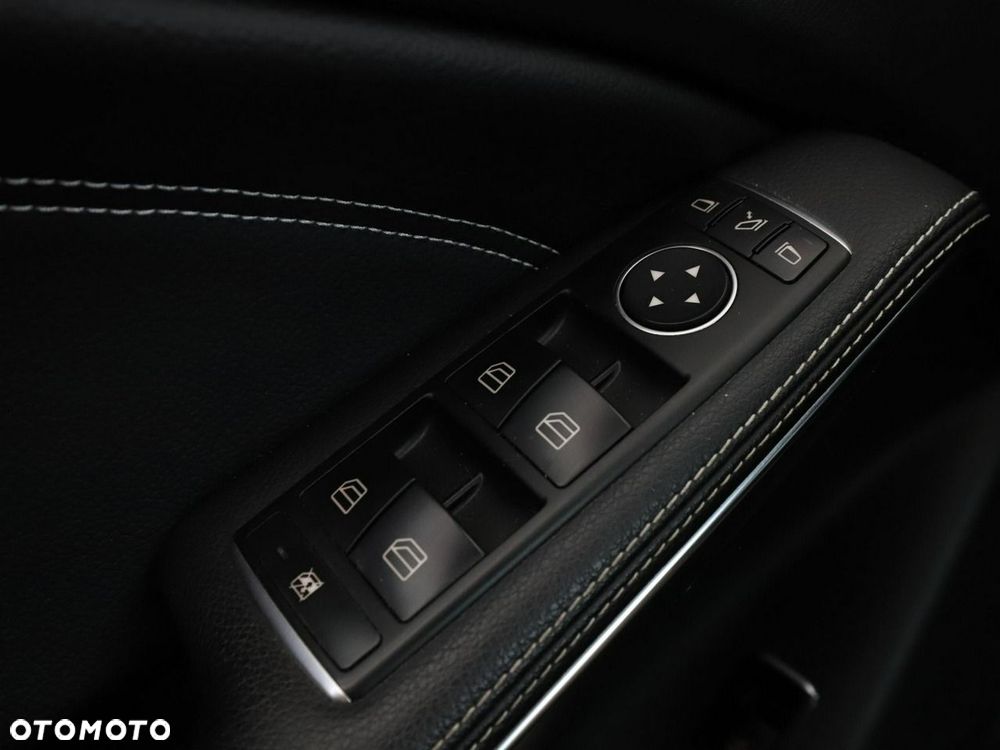 Mercedes-Benz GLA 180 7G-DCT Urban - 34