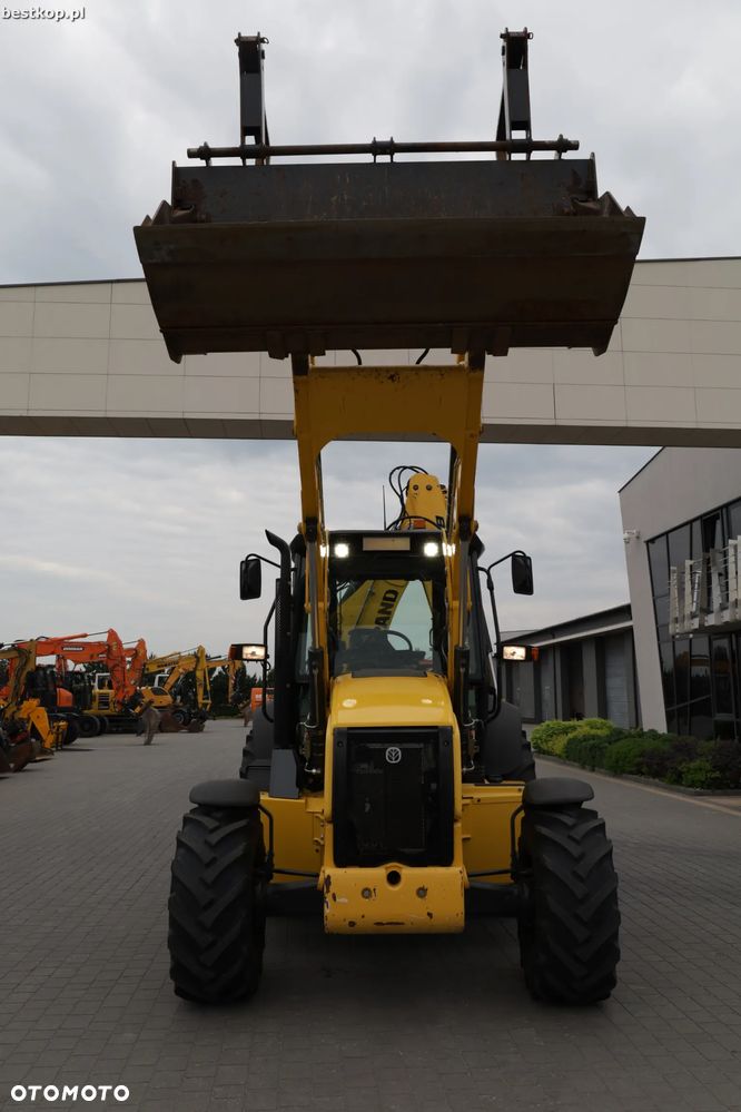 New Holland B100C - 16