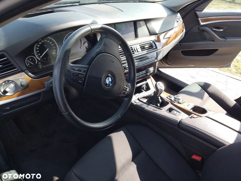BMW Seria 5 523i - 23