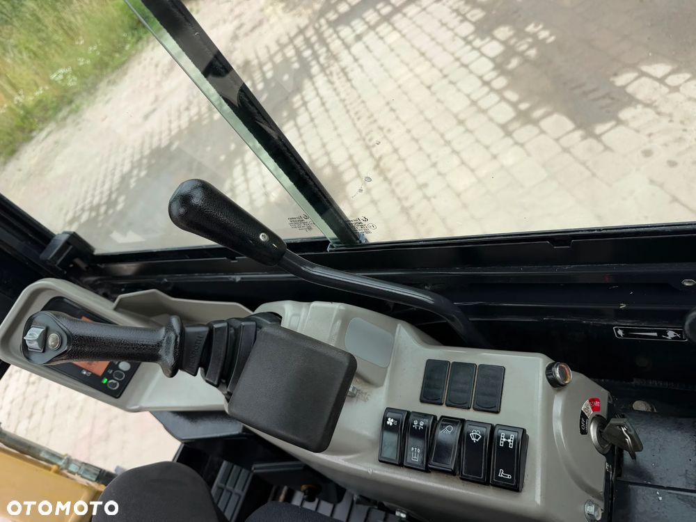Yanmar SV18 Koparka Gąsienicowa 2 tony. Długie ramię PLUS. Szybkozłącze plus łyżka kopiąca. Rozsuwane Hydr. podwozie! Sprowadzona z Gospodarstwa Norweskiego! Maszyna jak Nowa z Salonu! 2017 rok. 1200 mtg! Gąsienice bez zużycia jak Nowe! szybka wolna jazda. Ani deka luzów i wycieków. OKAZJA Dodatkowe sekcje Hydrauliczne pod młot i wiertnice. Fabryczny lakier na podzespołach! Zebatki w pięknym stanie. Ogrzewana wentylowana Kabina. OKAZJA TANIO - 8