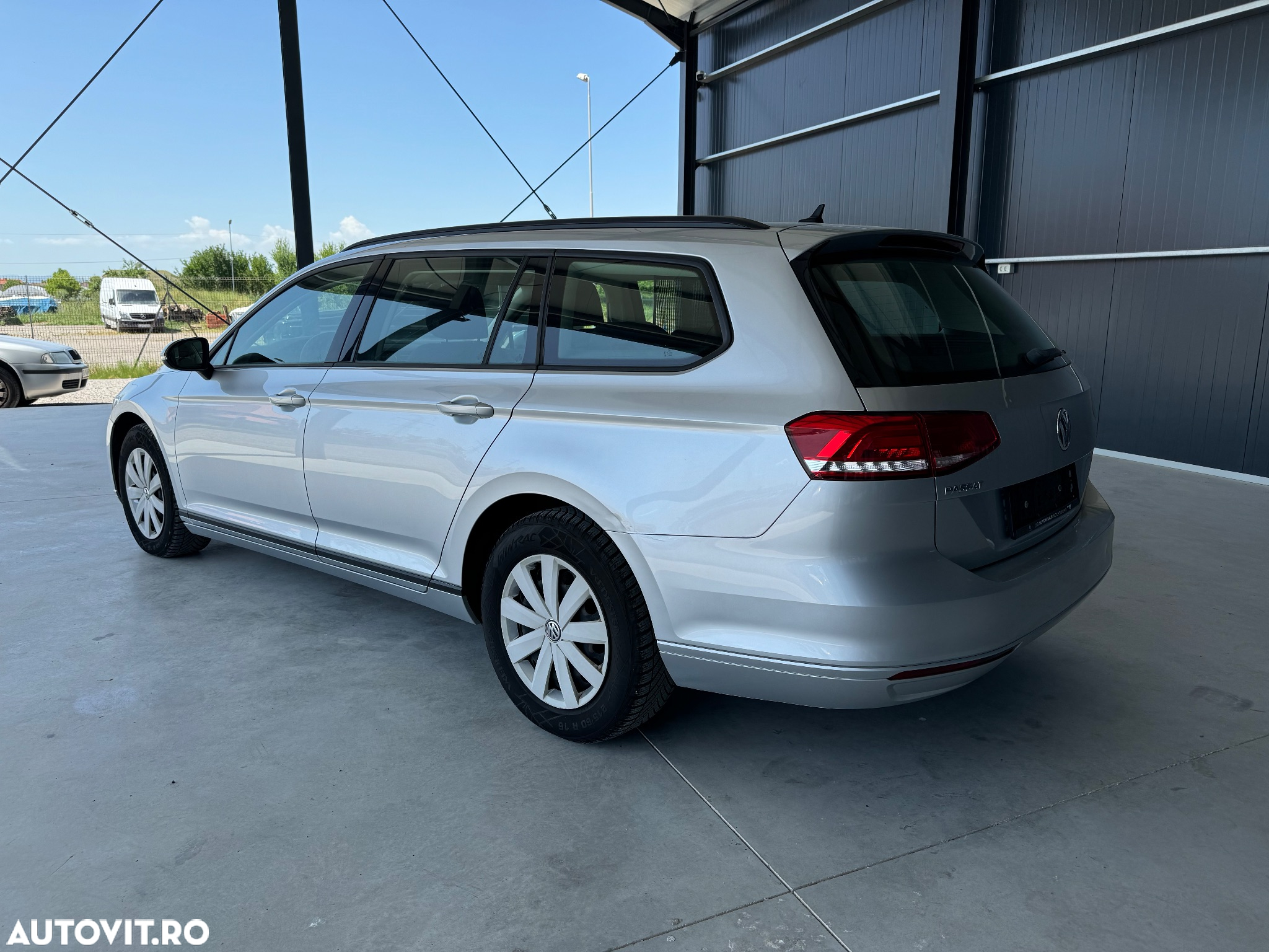 Volkswagen Passat - 4