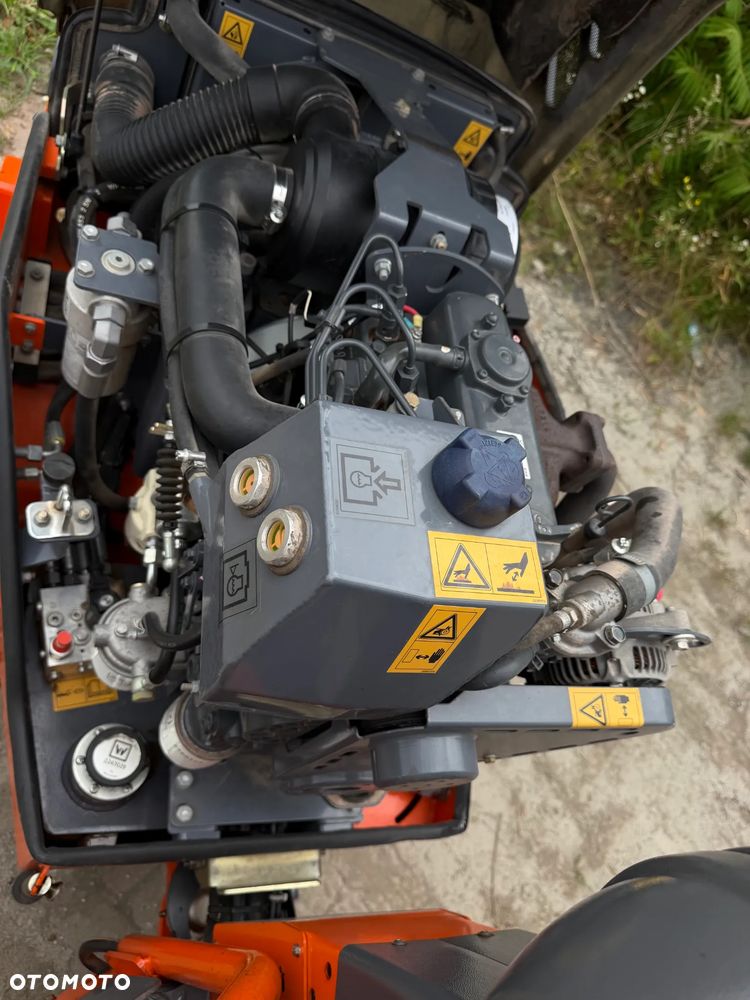 Hamm HD 8VV  Walec Terenowo Drogowy do Asfaltu z OBCINAKIEM BOCZNYM Hydraulicznym! 2 tony. Import Norwegia 2017 rok. 624 mtg. Silnik KUBOTA 3 cylindry. Maszyna nie różni się od Nowej z salonu! Serwisy w Dekra AKTUALNE 2026rok. Zero zniszczeń IGŁA !! Gotowy do długiej pracy. Po dużych serwisach eksploatacyjnych w Norwegii. Walec pochodzi z urzędu Komunalnego w Norwegii od pierwszego właściciela. Jego historia od nowości to lekkie inwestycje miejskie! Jedyna taka okazja! Bardzo mały walec a moc Potężna! Ani deka luzów i wycieków. OKAZJA. Zraszacze na dwa bębny. Ubijanie na dwa lub jeden bęben. Siła ubijania regulowana! - 17
