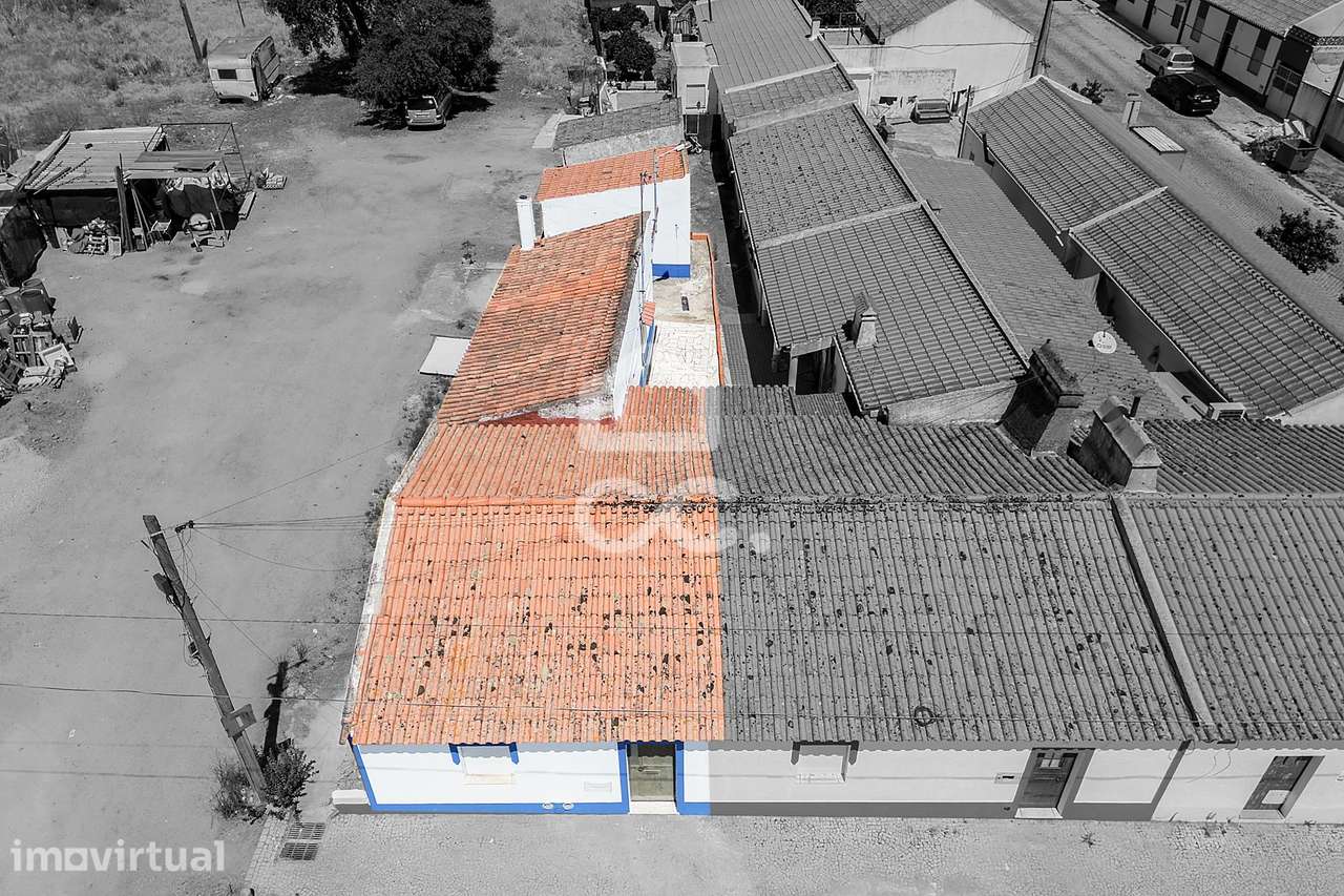 Moradia Térrea de Gaveto T2+1 com Quintal e Garagem | Bairro de Almeir - Grande imagem: 2/54